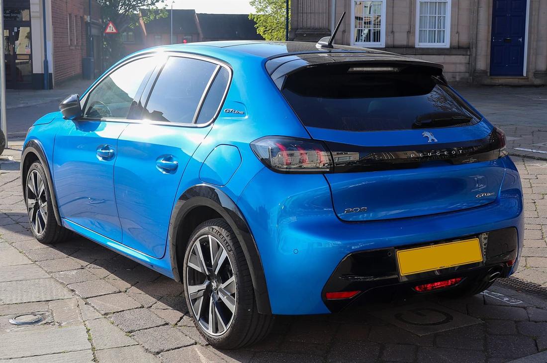Peugeot 208 de segunda generación visto desde atrás