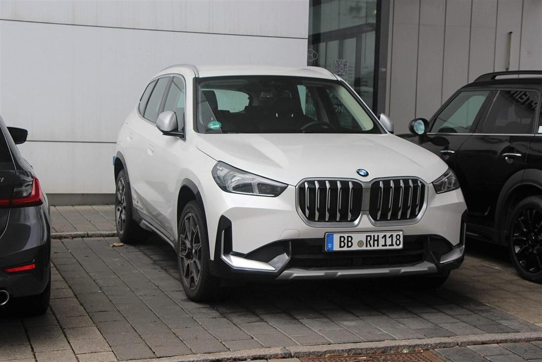 BMW X1 visto de tres cuartos frontal