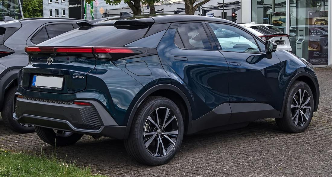 Toyota C-HR Plug-in Hybrid de segunda generación visto desde atrás
