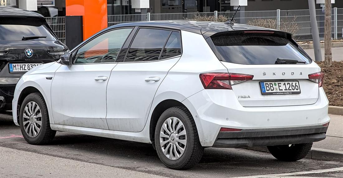 Skoda Fabia de cuarta generación visto de tres cuartos trasero