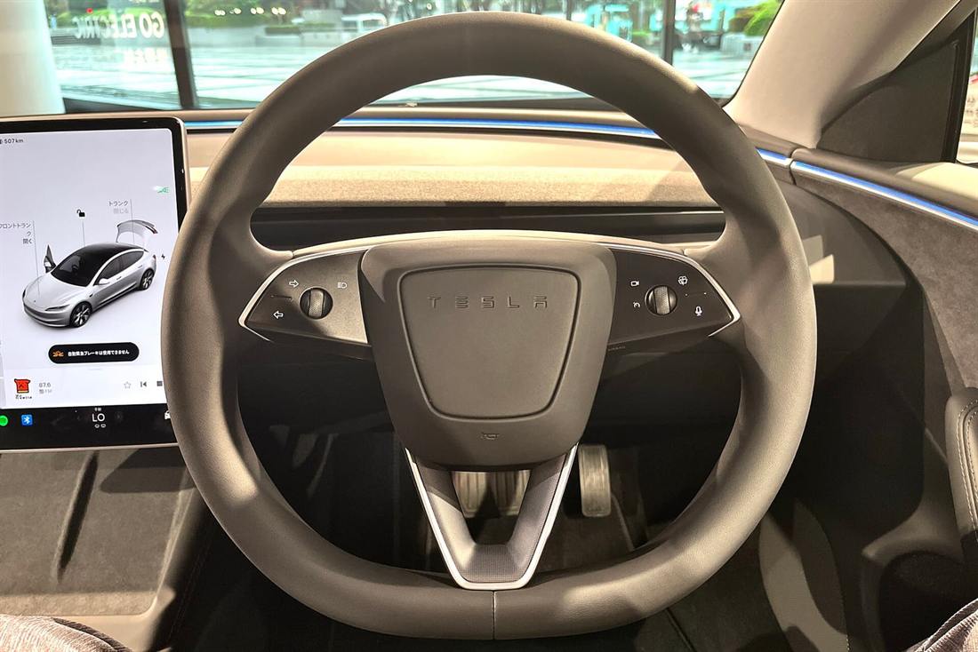 Volante y pantalla del Tesla Model 3 renovado