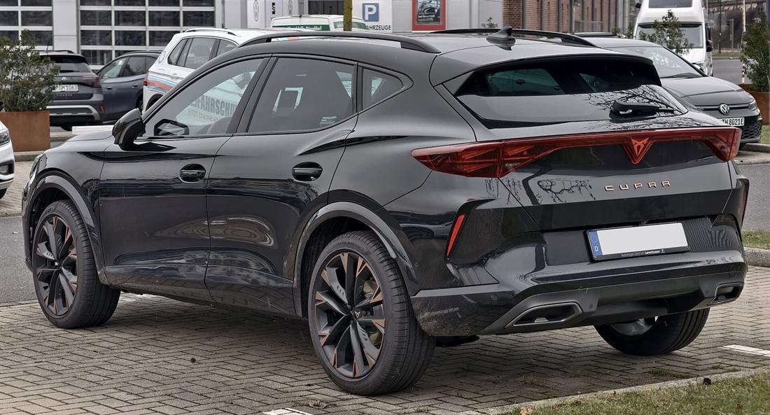 Cupra Formentor con el restyling visto desde atrás
