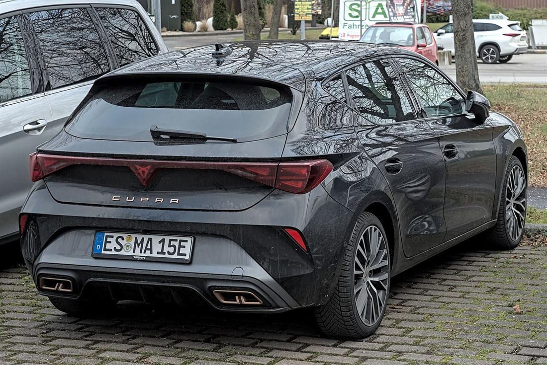 Cupra León de cuarta generación visto desde atrás