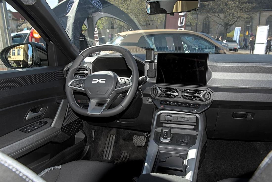 Interior del Dacia Bigster Hybrid 155 con pantalla central de 10,1 pulgadas