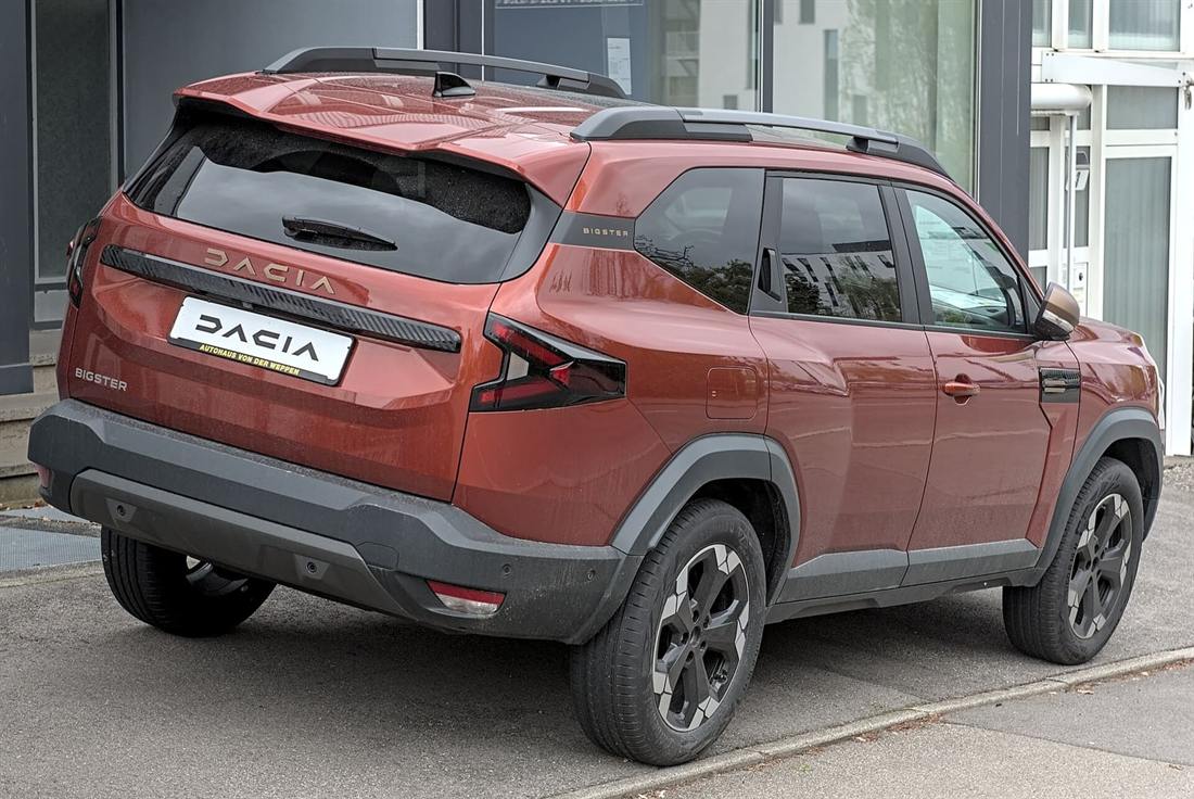 Dacia Bigster naranja visto de tres cuartos trasero