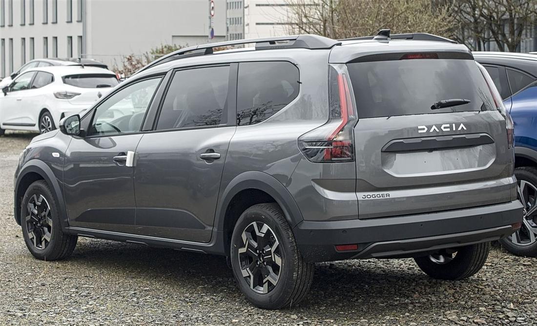 Dacia Jogger 2026 en vista trasera de tres cuartos