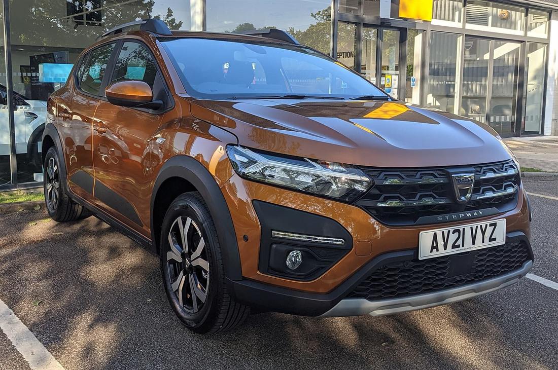 Dacia Sandero Stepway naranja visto de tres cuartos frontal