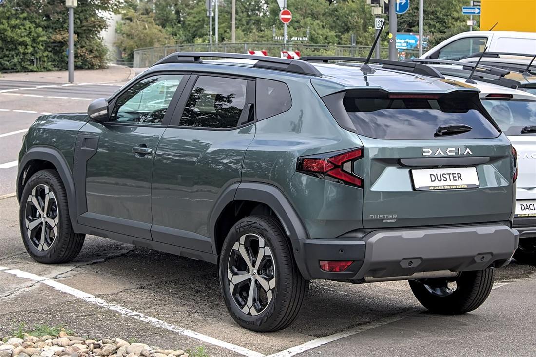 Dacia Duster Hybrid de tercera generación visto desde atrás