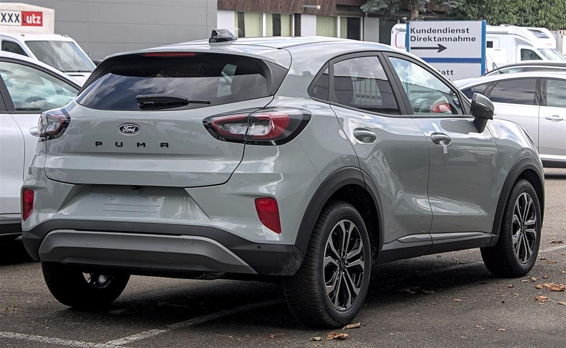Ford Puma 2024 en vista trasera de tres cuartos
