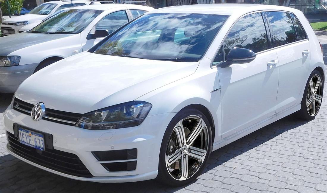 Volkswagen Golf VII blanco visto de tres cuartos frontal