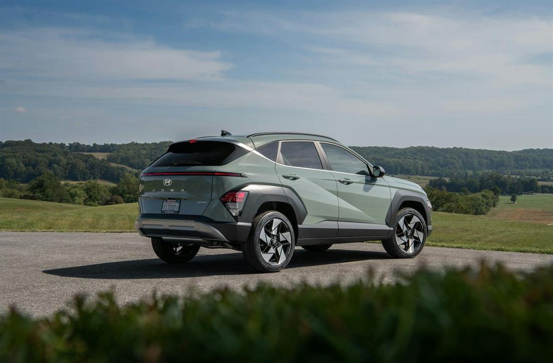 Hyundai Kona de segunda generación en vista trasera de tres cuartos