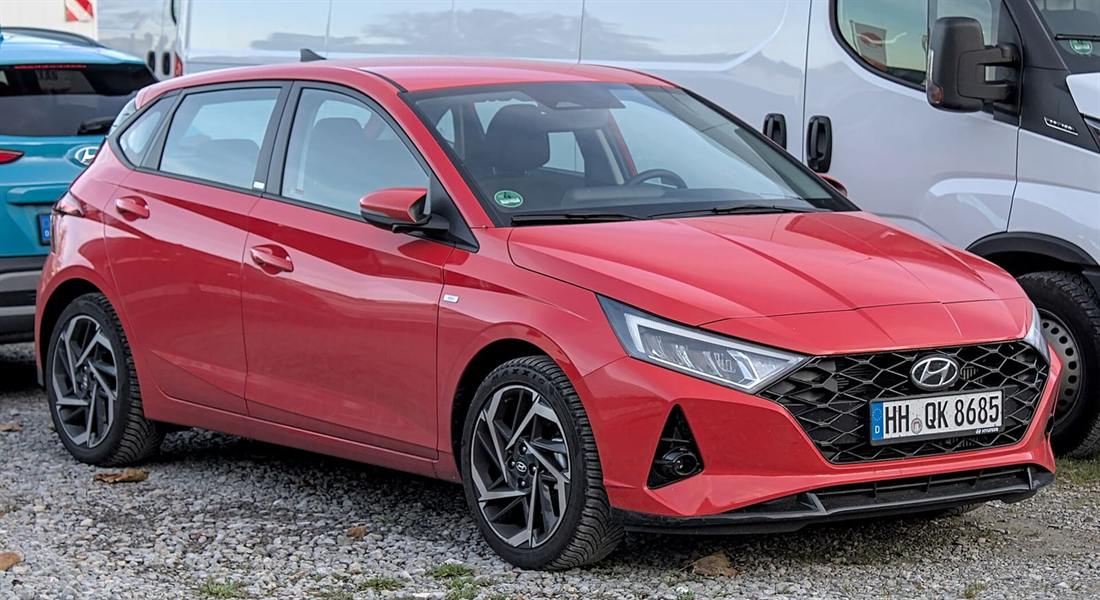 Hyundai i20 rojo visto de tres cuartos frontal