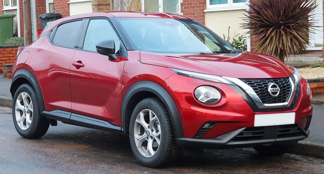Nissan Juke rojo visto de tres cuartos frontal