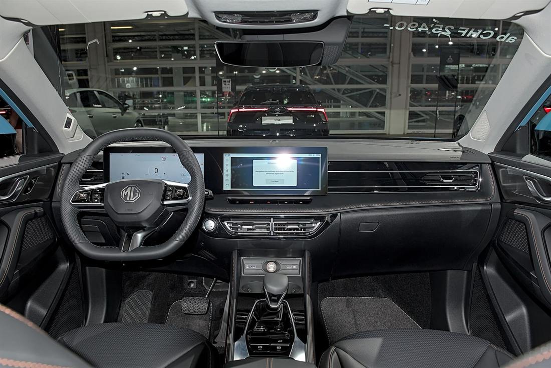 Interior del MG HS de segunda generación con doble pantalla