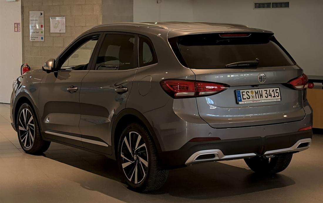 MG ZS de segunda generación visto de tres cuartos trasero