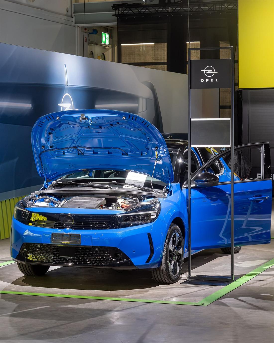 Opel Corsa Electric con el capó abierto en un salón