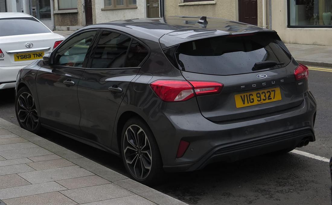 Ford Focus de cuarta generación visto desde atrás