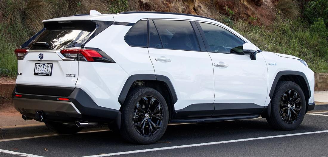 Toyota RAV4 Hybrid de quinta generación visto desde atrás