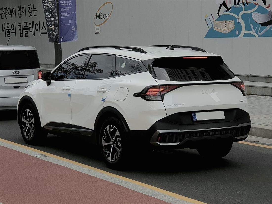 Kia Sportage Hybrid de quinta generación visto desde atrás