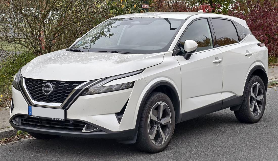 Nissan Qashqai blanco visto de tres cuartos frontal