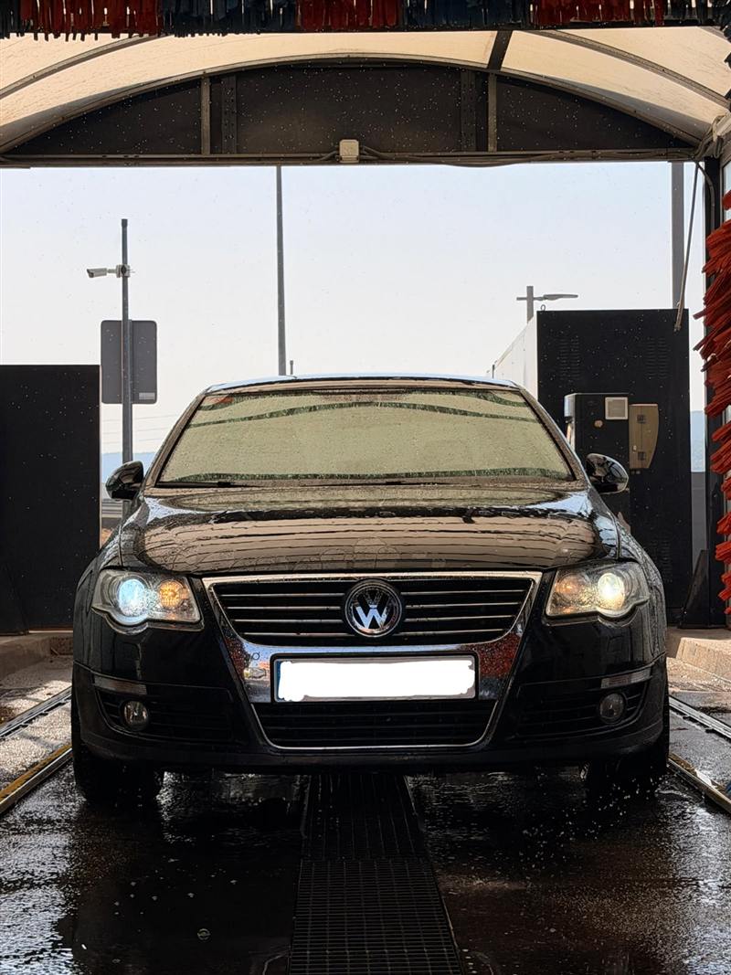 Frontal de un Volkswagen Passat B6 negro 3.2 V6 FSI, el coche del autor