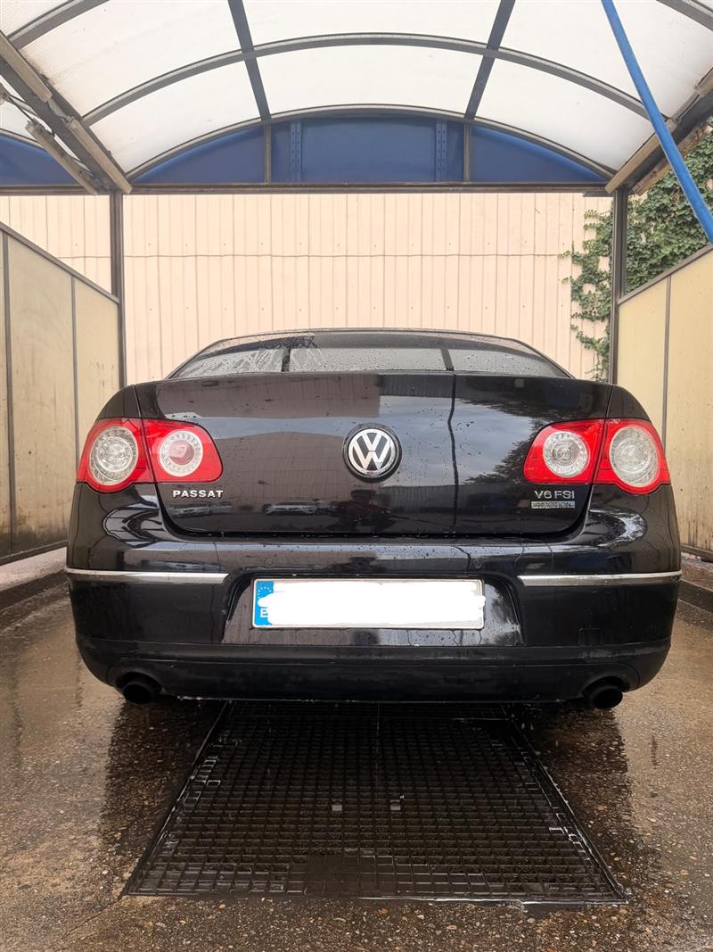 Trasera de un Volkswagen Passat B6 negro con el anagrama V6 FSI 4Motion