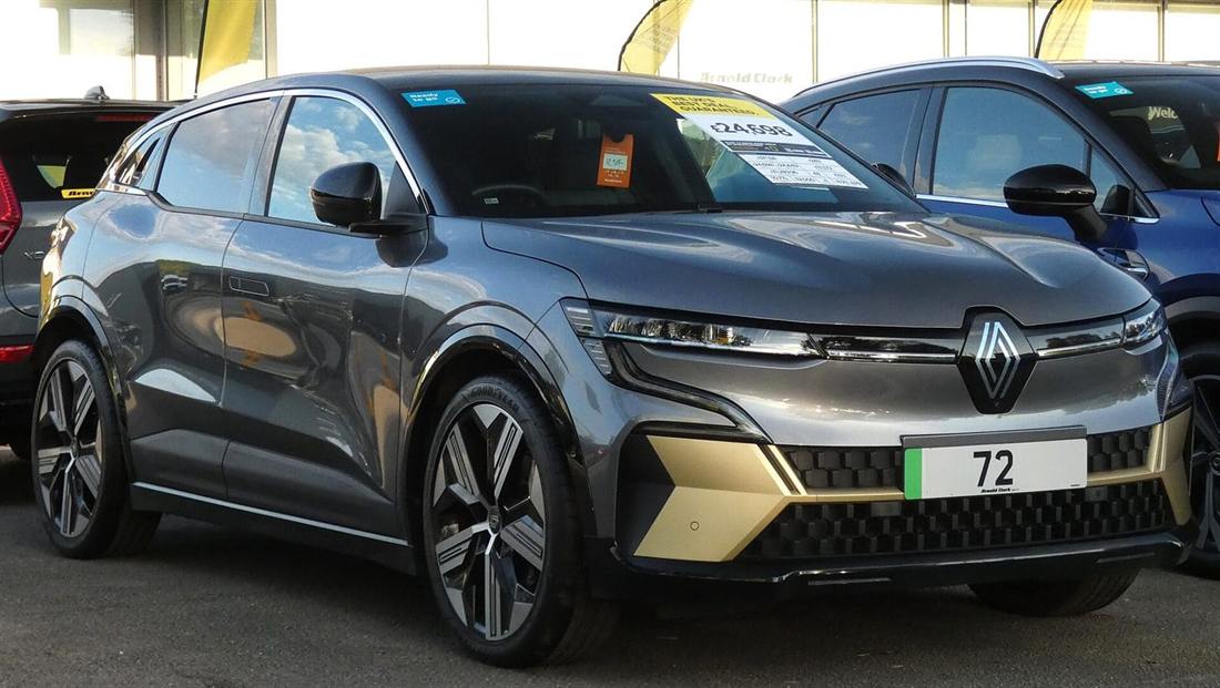 Renault Mégane E-Tech visto de perfil