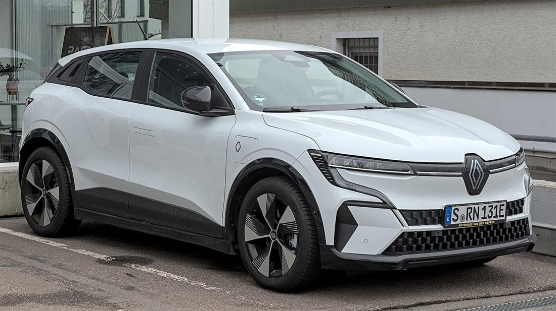 Renault Mégane E-Tech visto de tres cuartos frontal