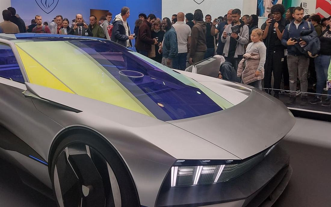 Público alrededor de un prototipo de Peugeot en el Salón de París
