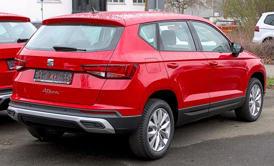 Seat Ateca con el restyling de 2020 visto de tres cuartos trasero