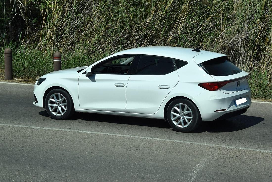 Seat León blanco visto de lado