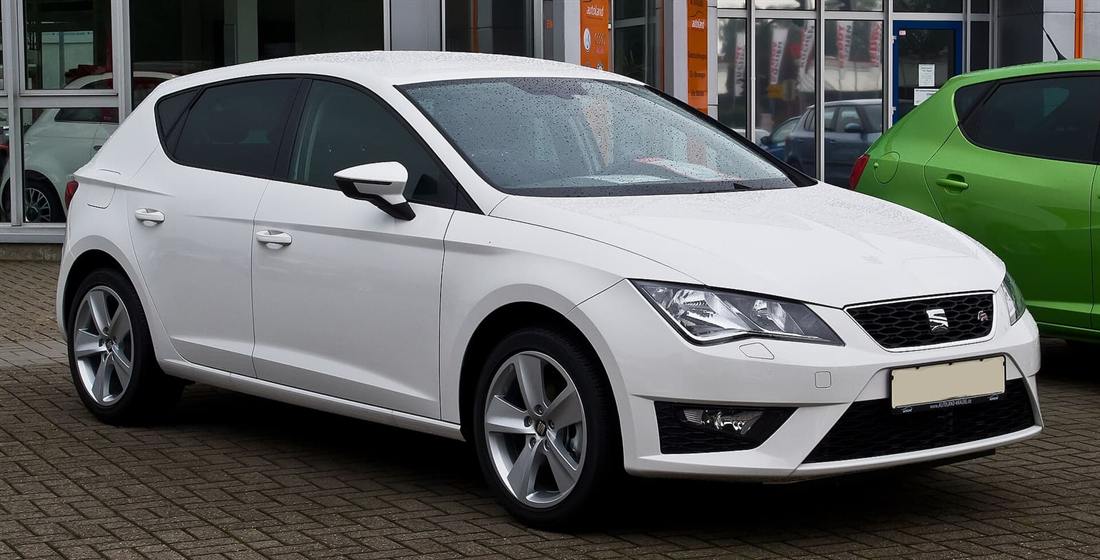 Seat León de tercera generación blanco visto de tres cuartos frontal