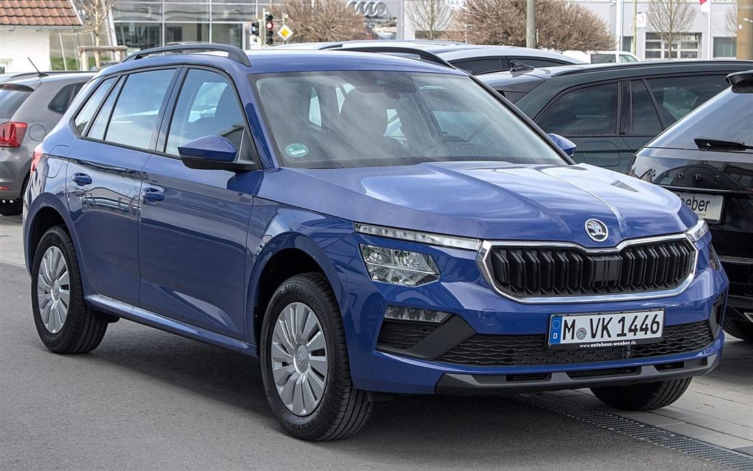 Skoda Kamiq azul visto de tres cuartos frontal