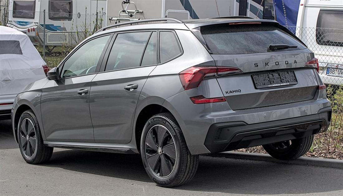 Skoda Kamiq con el restyling de 2024 visto de tres cuartos trasero
