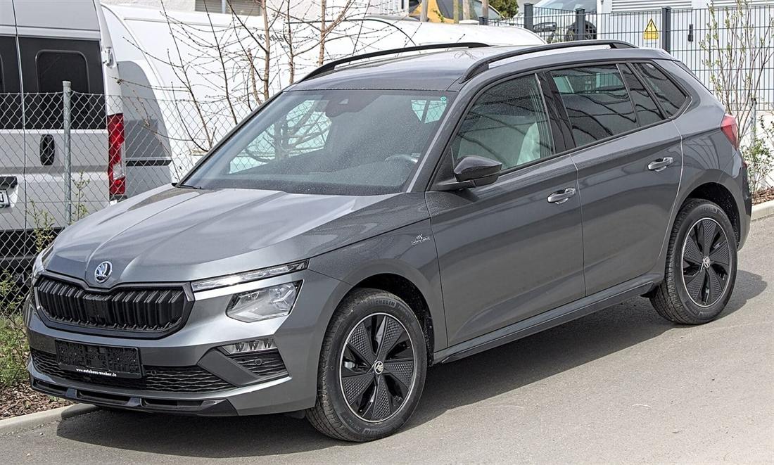 Skoda Kamiq gris visto de tres cuartos frontal