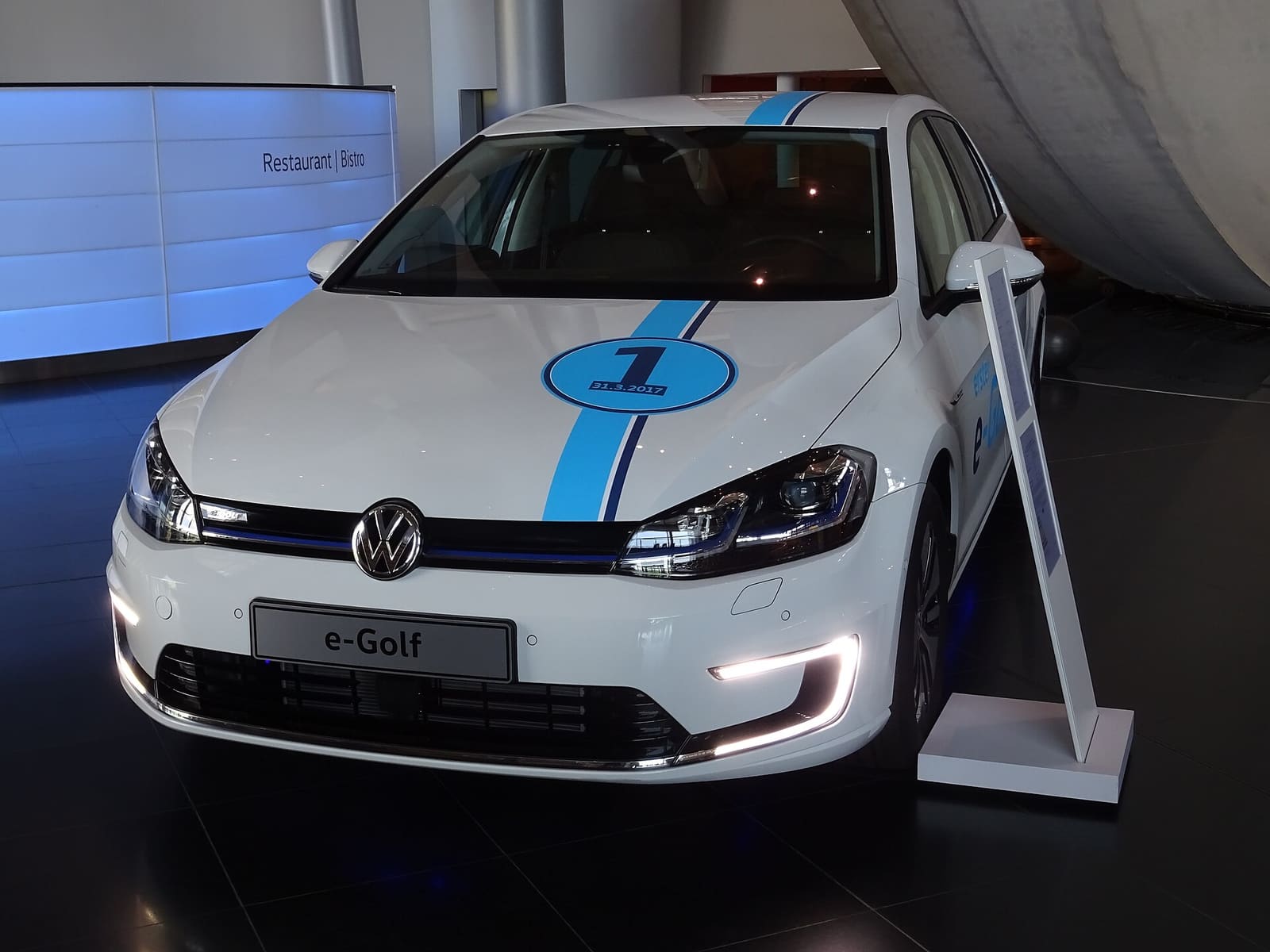 Volkswagen e-Golf blanco expuesto en un concesionario