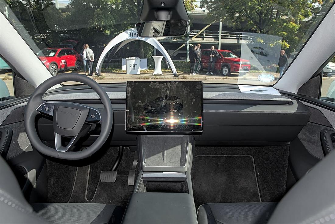 Interior del Tesla Model Y 2025 con pantalla central y volante