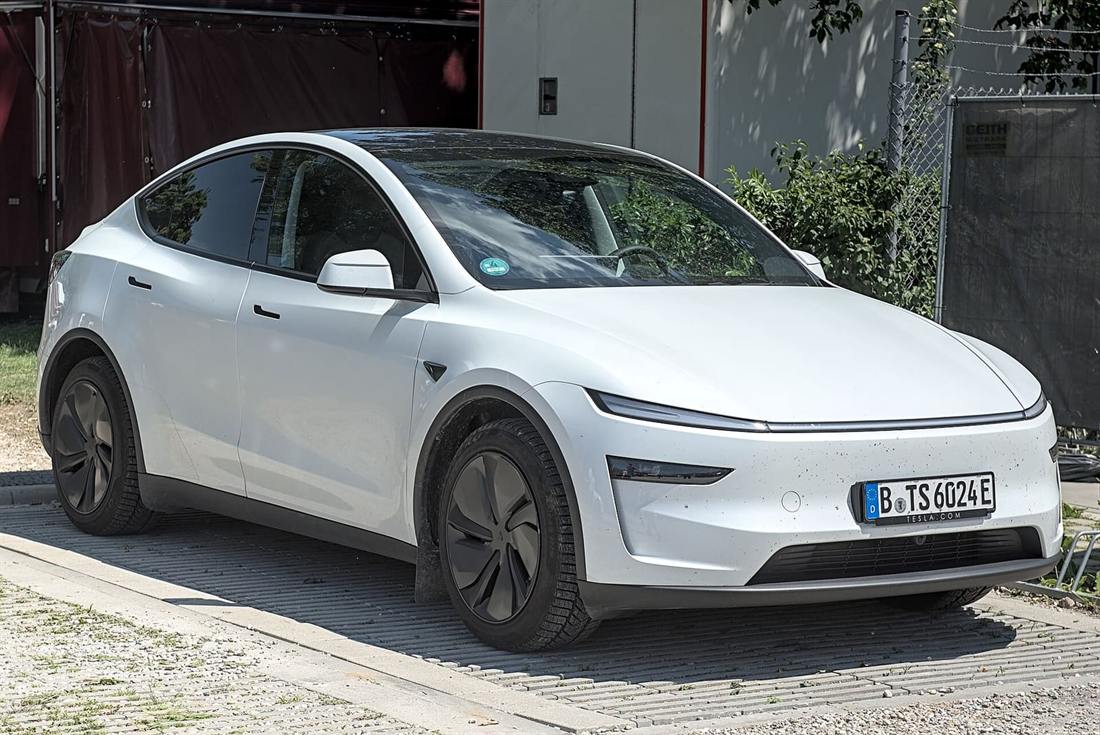 Tesla Model Y 2025 blanco visto de lado