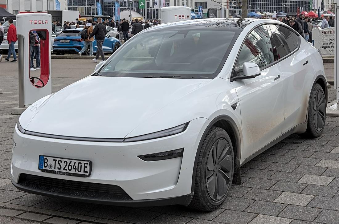 Tesla Model Y blanco visto de tres cuartos frontal