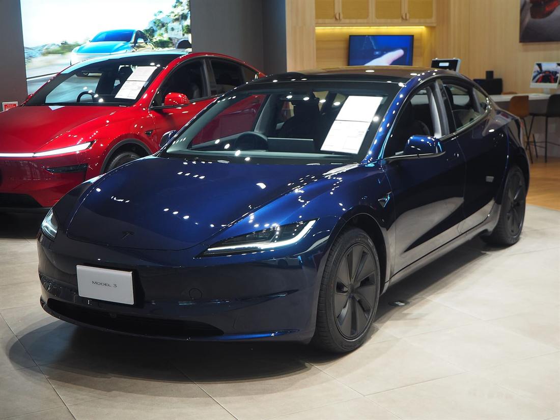 Tesla Model 3 azul oscuro expuesto en un concesionario