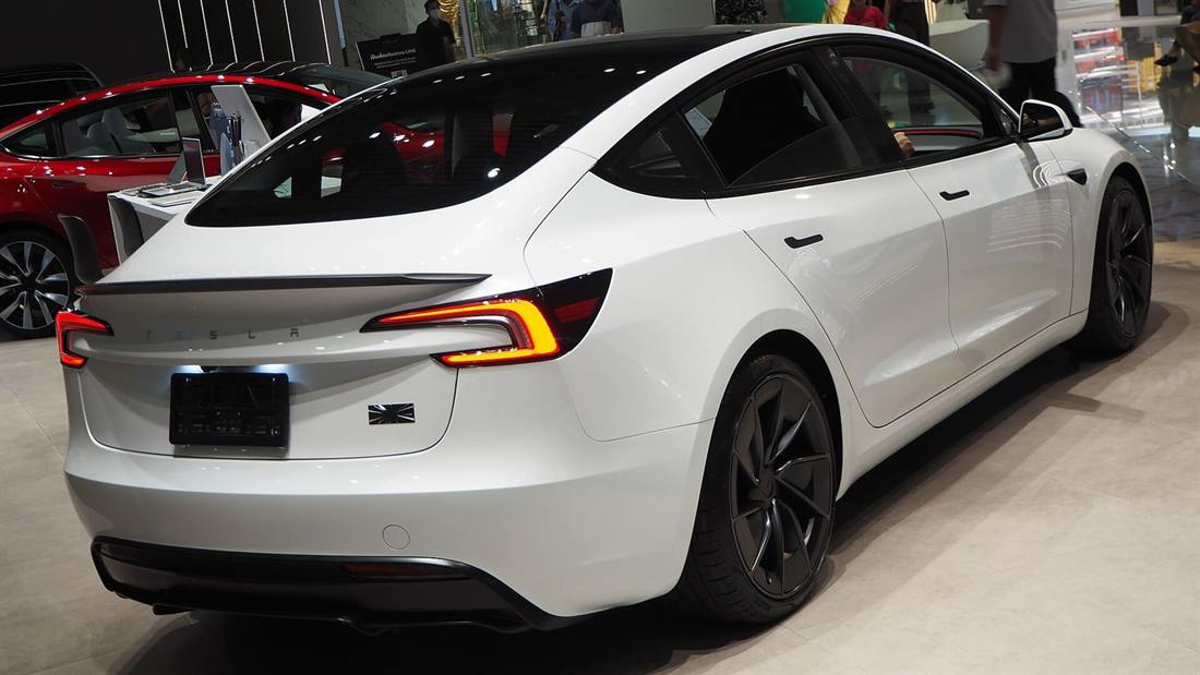 Tesla Model 3 renovado visto desde atrás