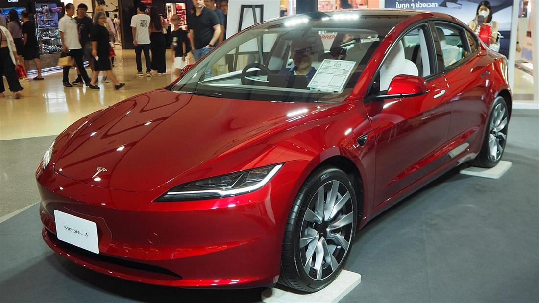 Tesla Model 3 actual (restyling Highland) visto de tres cuartos