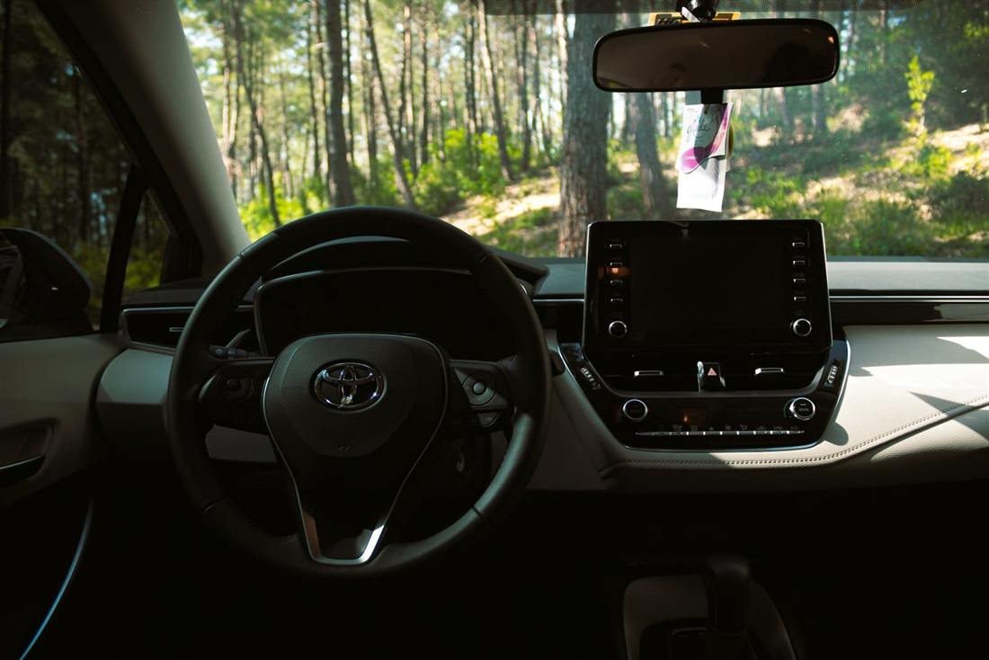 Volante y salpicadero de la familia Corolla, misma plataforma que el Corolla Cross