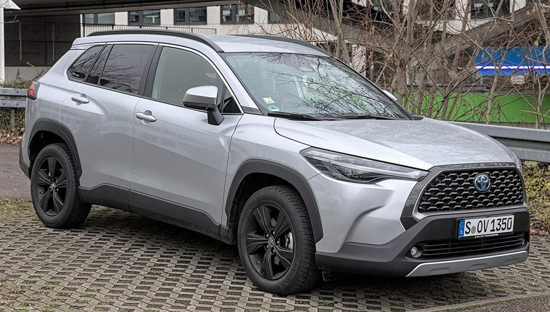 Toyota Corolla Cross gris plata visto de tres cuartos frontal
