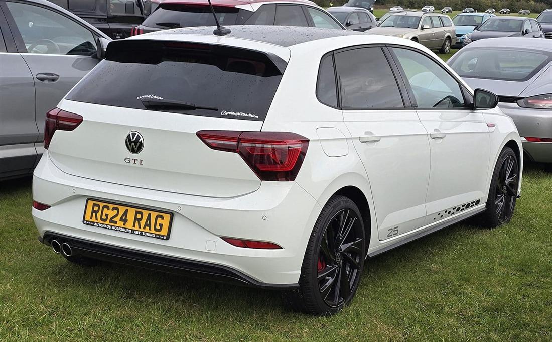Volkswagen Polo GTI blanco visto desde atrás