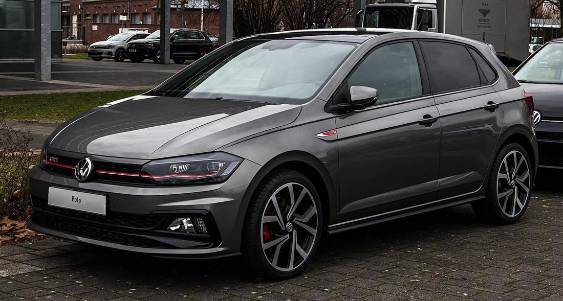 Volkswagen Polo gris visto de tres cuartos frontal
