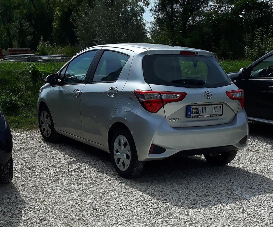 Toyota Yaris de tercera generación plateado visto desde atrás
