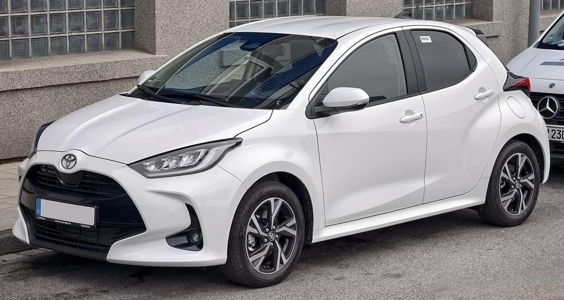 Toyota Yaris de cuarta generación blanco visto de tres cuartos frontal